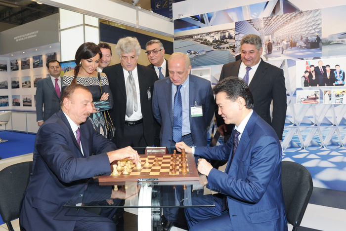 Президент Азербайджана ознакомился с открывшимися в Баку выставками - ФОТО