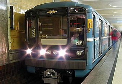 В Бакинском метро поезд сбил человека