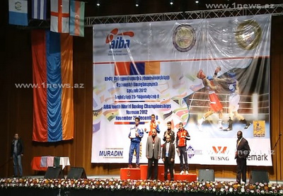 Как азербайджанский флаг был поднят в Ереване - ВИДЕО