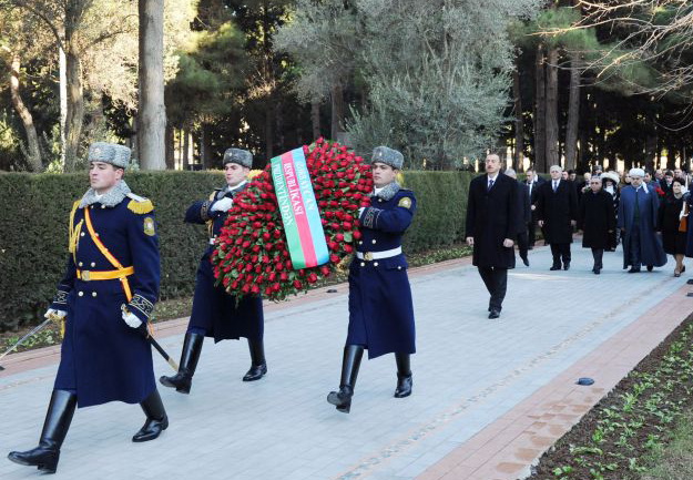 Президент Азербайджана посетил могилу Общенационального лидера Гейдара Алиева