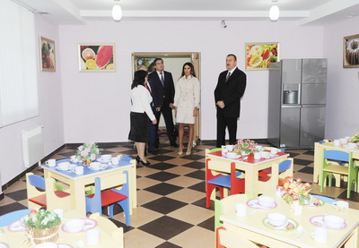 Ильхам Алиев ознакомился с условиями, созданными в капитально отремонтированных яслях-детском саду №67 в поселке Мушфигабад - ФОТО