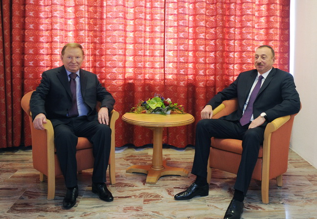 Ильхам Алиев и Леонид Кучма провели встречу в Давосе - ФОТО