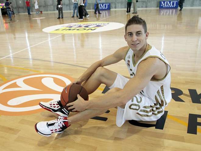 Баскетболист сборной Азербайджана помог «Реалу» одержать шестую победу в Евролиге