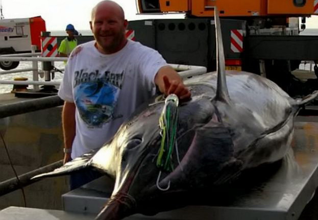 Мужчина поймал на удочку гигантскую рыбу, за которой охотился 25 лет – ФОТО