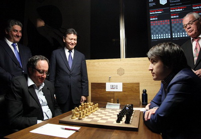 Первая партия Теймура Раджабова на турнире претендентов в Лондоне - ВИДЕО