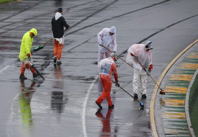 Сильный дождь вынудил организаторов Гран-при Австралии чемпионата «Формулы-1» изменить планы