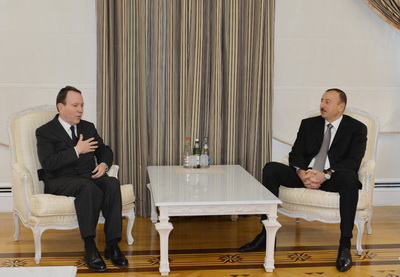 Ильхам Алиев принял посла Великобритании в Азербайджане - ФОТО
