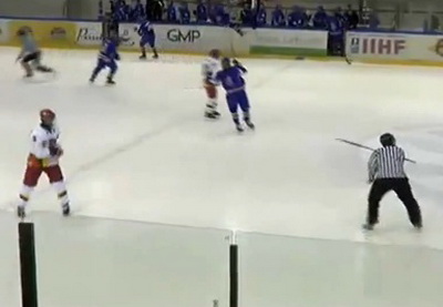 Литовский хоккеист швырнул клюшку в судью - ВИДЕО