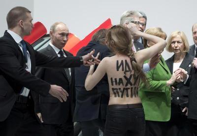 Путин «засмотрелся» на голую грудь активистки движения Femen - ФОТО