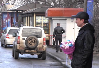 Мужчина 2 месяца ждет свою любовь на остановке - ВИДЕО