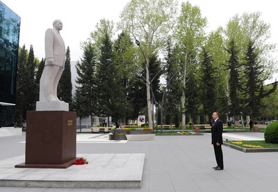 Ильхам Алиев посетил памятник Гейдару Алиеву в Мингячевире - ФОТО