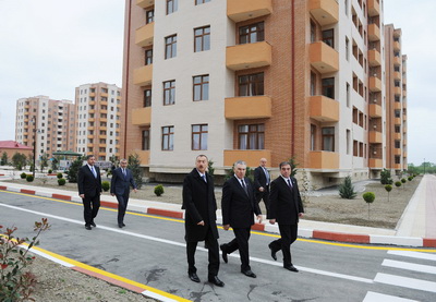 Ильхам Алиев ознакомился с новопостроенным кварталом для вынужденных переселенцев в Мингячевире - ФОТО