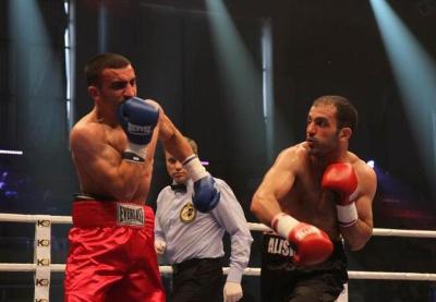 Боксер Агали Алышов одержал победу над Рубеном Мовсесяном в Харькове - ФОТО