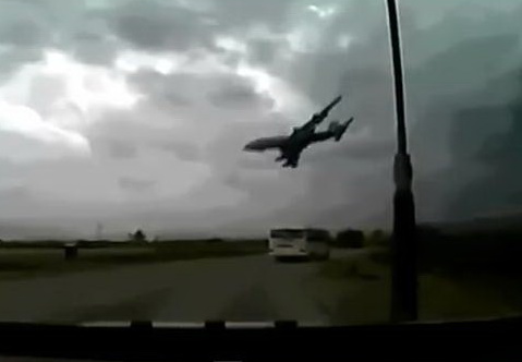 В Интернете появилось видео крушения самолета Боинг-747 - ВИДЕО