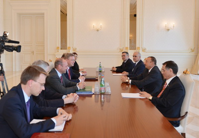 Ильхам Алиев принял делегацию во главе с комиссаром ЕС по расширению и европейской политике соседства - ФОТО
