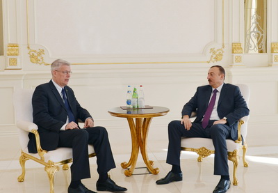 Ильхам Алиев принял бывшего президента Латвии - ФОТО