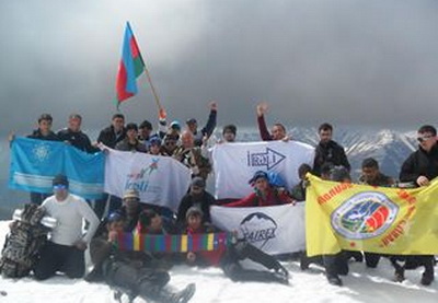 Массовый поход к пику Гейдара Алиева - ФОТО
