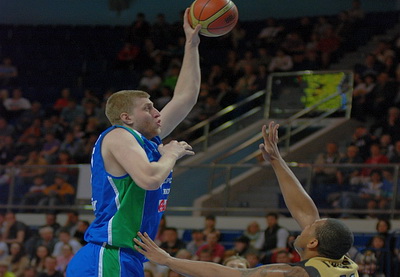 Александр Рындин и его команда победили в первом финальном матче чемпионата России по баскетболу