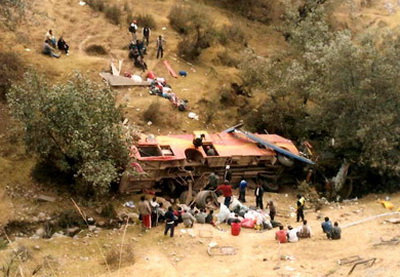 Фургон упал с моста в Пакистане, не менее 7 человек погибли