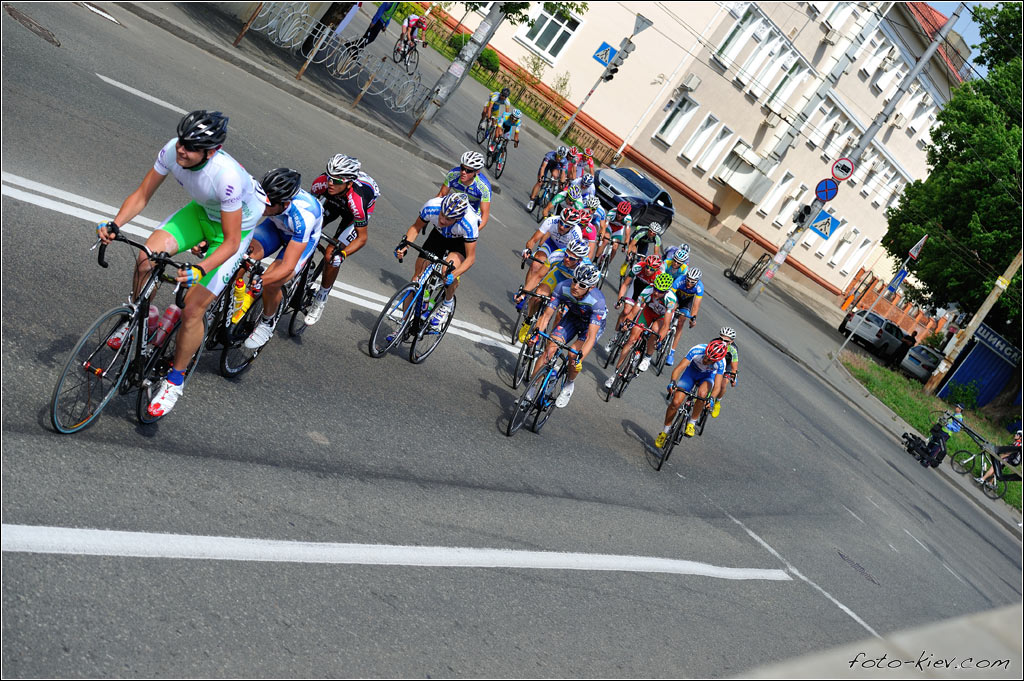 Велогонщики Synergy Baku погоняли по Киеву - ФОТО