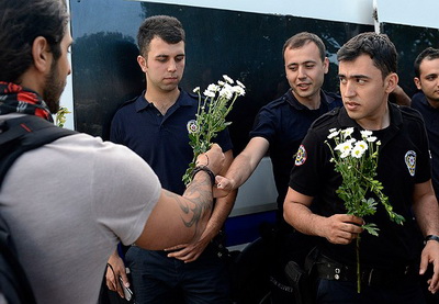 В Турции полиция и протестующие дарят друг другу цветы - ФОТО