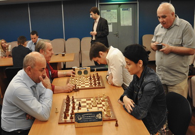 Эльмира Мирзоева и компания сыграли в шахматы с депутатами Госдумы - ФОТО