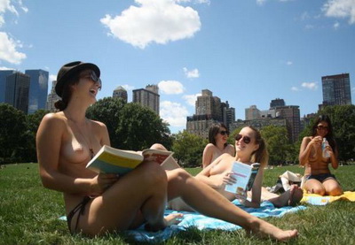 В Нью-Йорке открылся первый литературный топлес-клуб - ФОТО