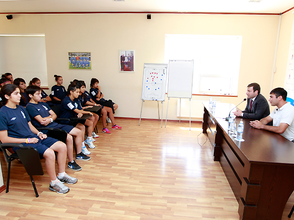 Генсек АФФА встретился с игроками женской юношеской сборной Азербайджана - ФОТО