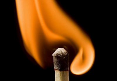 Пламенные чувства: мужчина поджег возлюбленную, а затем спас ее