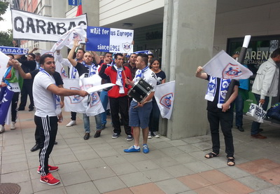 Азербайджанские болельщики тепло встречают футболистов «Карабаха» в Швеции - ФОТО