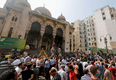 В Египте исламисты забаррикадировались в набитой трупами мечети в центре Каира