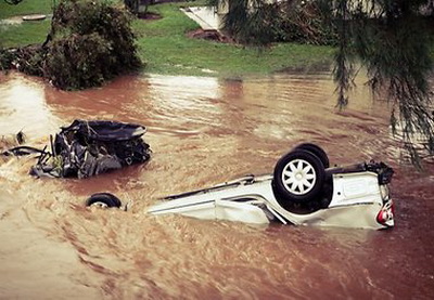 Наводнение смело свадебный кортеж