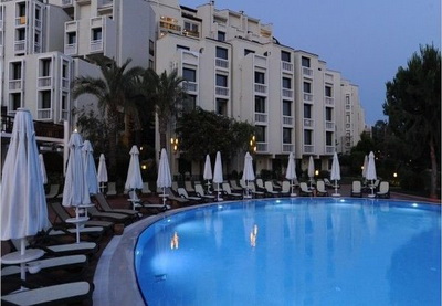 Более 100 туристов отравились на курорте в Турции