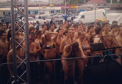 Шопоголики в торговом центре бегали голышом - ФОТО