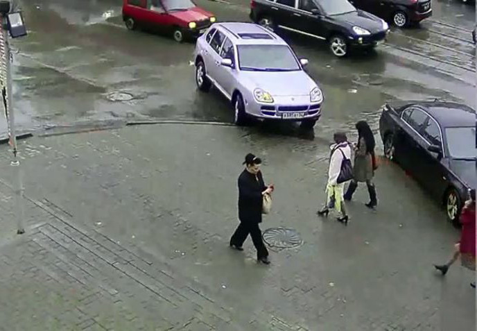 «Автоледи» насмерть сбила сотрудницу МВД, перепутав педали газа и тормоза - ВИДЕО