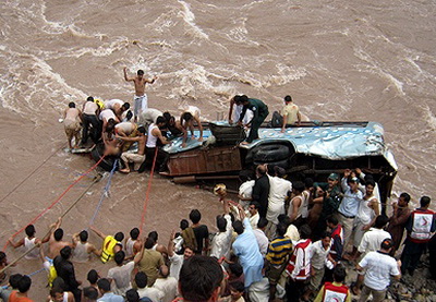Два автобуса упали в реку в результате схода оползня в Боливии