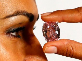 На аукционе в Женеве выставлен розовый бриллиант за $60 млн – ФОТО