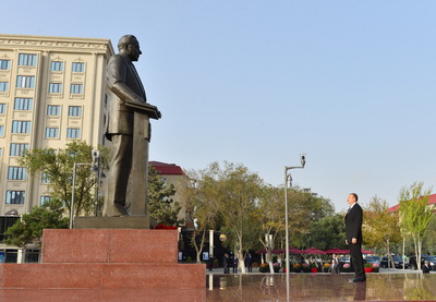 Ильхам Алиев посетил памятник Гейдару Алиеву в Сумгайыте - ФОТО