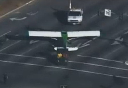 Самолет совершил экстренную посадку на оживленное шоссе – ВИДЕО