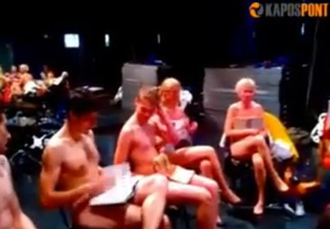 Студенты разделись догола в знак протеста против нового дресс-кода – ВИДЕО