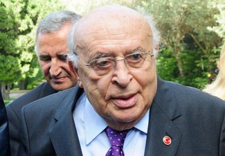 Сулейман Демирель поздравил Ильхама Алиева