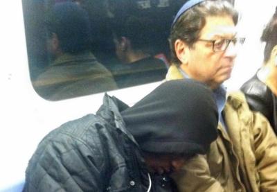 Facebook «взорвала» фотография чернокожего мужчины, спящего в метро на плече сидящего рядом еврея - ФОТО