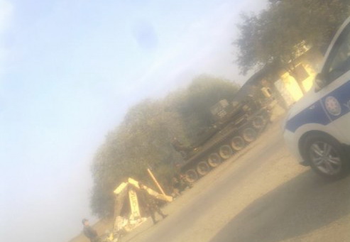 СМИ: «В Бейлягане танк переехал два автомобиля и упал в канал» - ФОТО
