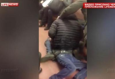 Москвичи избили мигранта в метро за грязную одежду - ВИДЕО