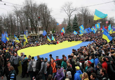 Митингующие в Киеве штурмуют здание администрации президента Украины - ФОТО