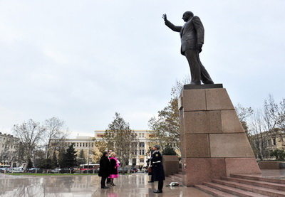 Руководитель представительства ЕСв Азербайджане посетила памятник великому лидеру Гейдару Алиеву