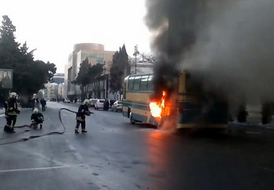 В Баку в автобусе произошел пожар – ВИДЕО