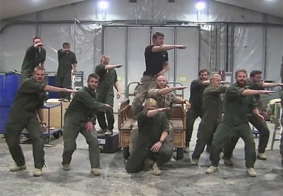 Шведские морпехи «взорвали» YouTube танцами из фильма «Бриолин» - ВИДЕО