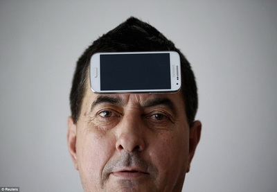 «Человек-магнит» прогуливается с Samsung Galaxy S4 на лбу - ФОТО