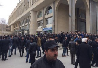 В Баку торговцы провели очередную акцию протеста против запрета на торговлю в метро